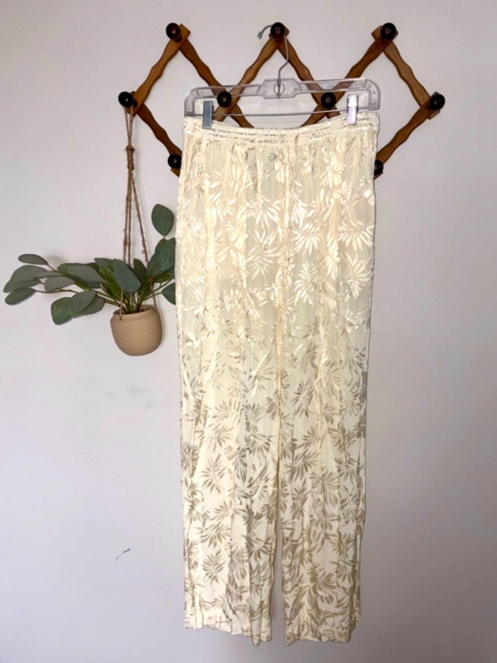 XiRENA Cream Floral Lace Wide-Leg Women's pants